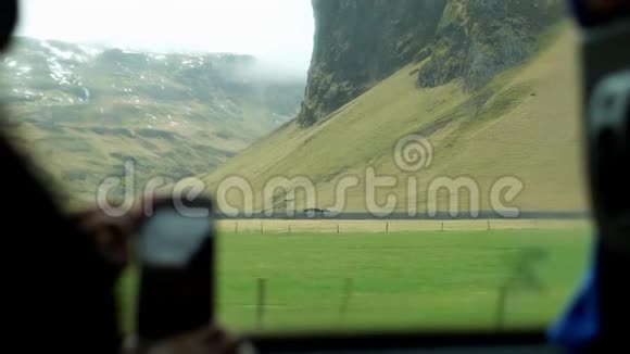 可在露营车内观看冰岛景观的智能手机视频的预览图