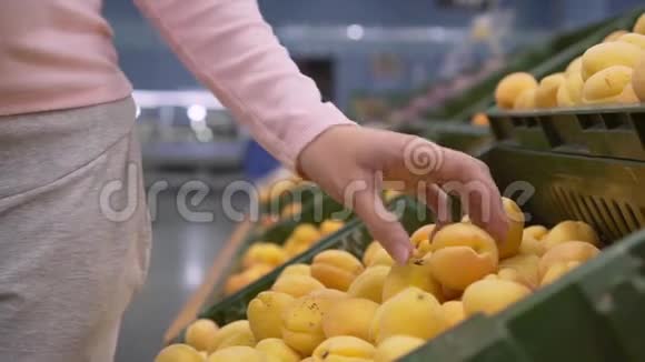 女手在超市里摘水果视频的预览图
