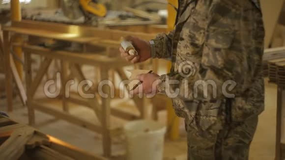 木工锯木厂的木匠用胶水把木制品涂在木制品上以便进一步组装木制品视频的预览图