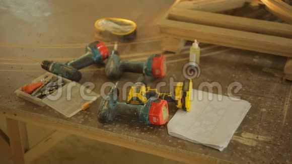 在锯木厂装配木制品螺丝刀和钻头绘图锯木厂仪器的工作工具视频的预览图
