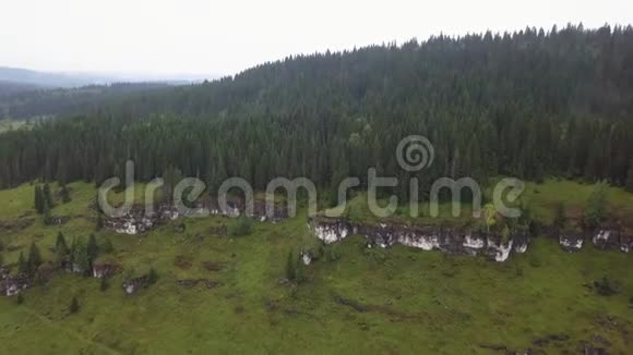 俄罗斯乌拉尔山脉的落基和森林地形绿色鸟瞰图视频的预览图