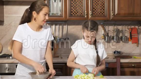 妈妈和女儿在厨房一起做苹果派视频的预览图