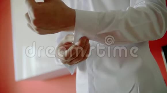 慢动作商务男士贴身穿白衬衫视频的预览图