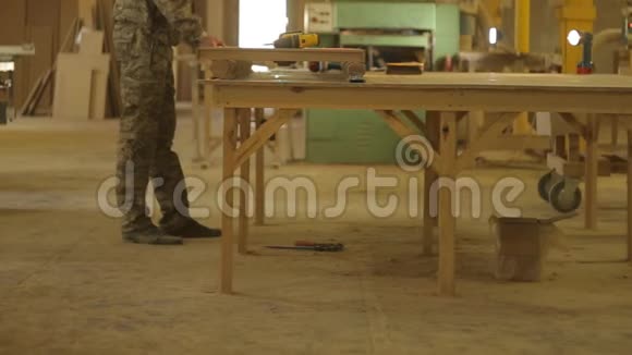 工人在锯木厂组装成品接头视频的预览图