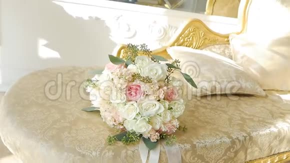 工作室里美丽的婚礼花束白玫瑰特写慢镜头仪式视频的预览图