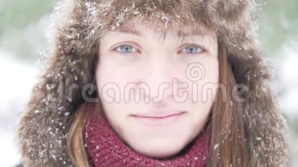 冬天在公园散步的年轻美女视频的预览图