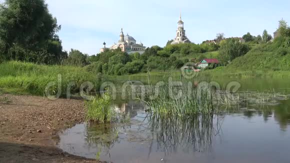 七月阳光明媚的一天在特维塔河上俄罗斯托日克视频的预览图