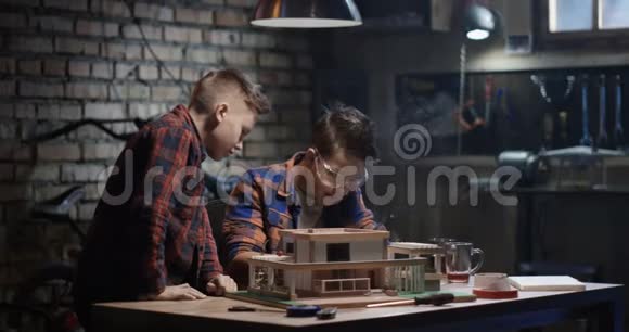 两个男孩在修模型屋视频的预览图