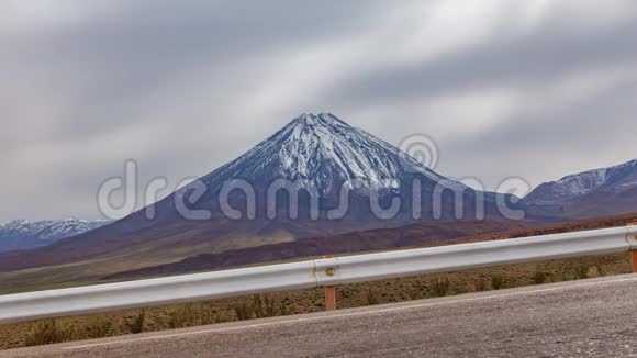 高坡路和利坎卡布尔火山时间流逝视频的预览图