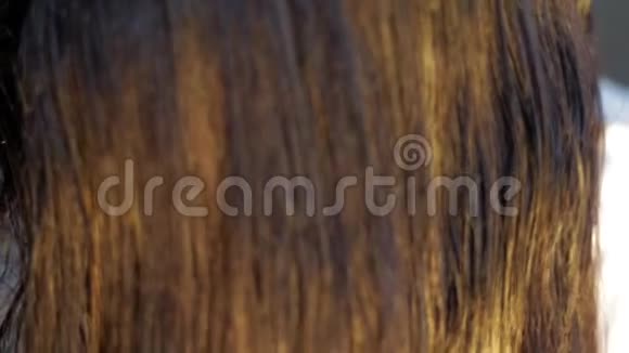 棕色女性头发随空气流动的电影镜头视频的预览图