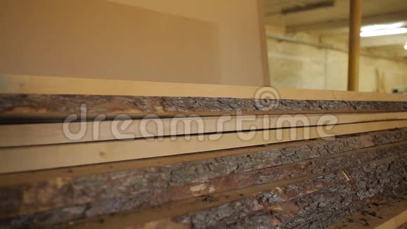 锯木厂生产车间在锯木厂生产木工和锯木板制造材料视频的预览图