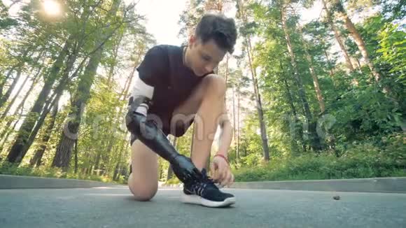 这人用一只假手绑着他的运动鞋近距离一个人身上的未来机器人半机器人手臂视频的预览图
