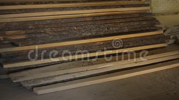 木工厂的生产车间和锯板电锯台视频的预览图