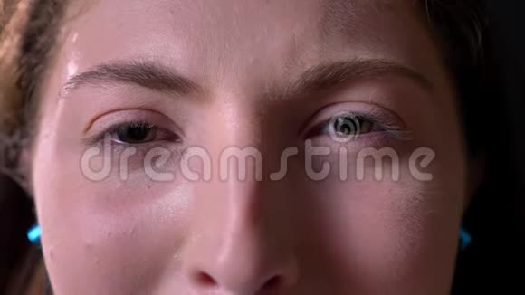 年轻悲伤的女人哭着看着镜头美丽的肖像视频的预览图