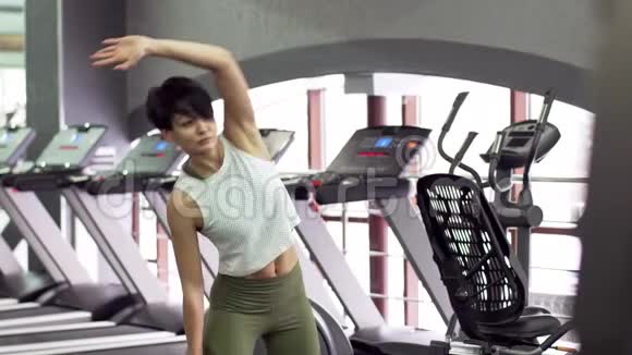 美丽苗条的年轻女性健身模特在健身房热身视频的预览图