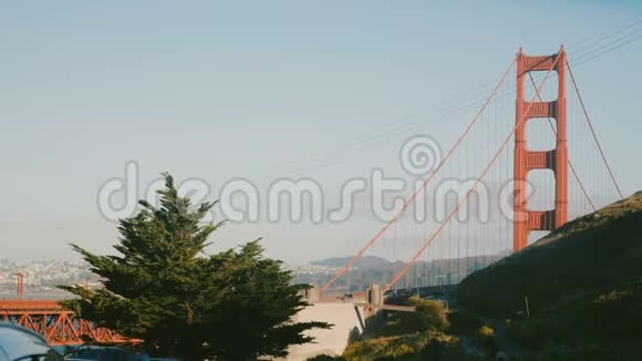 美丽的景色阳光日落金门大桥在旧金山美国在一个晴朗的夏天从停车场视频的预览图