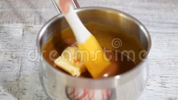 家中软焦糖的制作过程加入和融化黄油视频的预览图