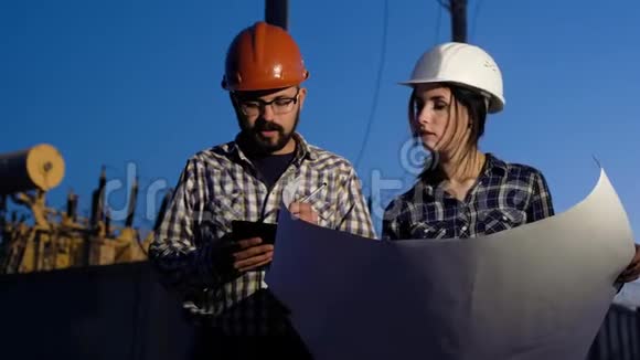 男性职业中的女性两个工程师在一张大纸上做计算环顾四周检查视频的预览图