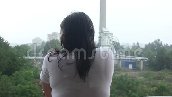 雨中的女人视频的预览图