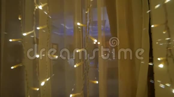 参加节日的客人正在跳舞和娱乐窗外的景色圣诞灯慢动作婚礼视频的预览图