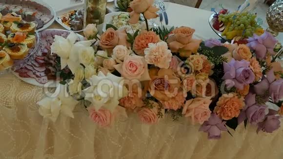 餐桌上鲜花的节日装饰婚礼慢潮餐厅视频的预览图