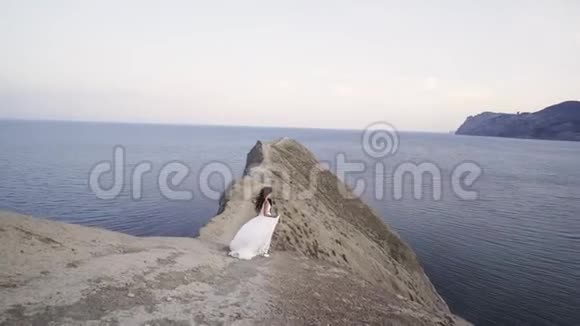 新娘在变色龙角顶部的小步道上行走视频的预览图