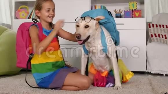 女孩和她聪明的狗玩耍准备上学视频的预览图