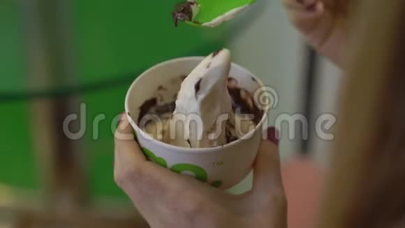 一位年轻女子正在吃美味的冷冻酸奶冰淇淋视频的预览图