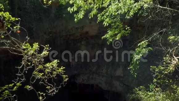 西班牙阿拉贡格里斯尔的深天然水槽洞视频的预览图