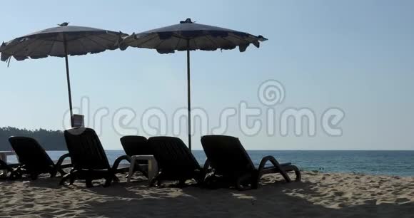 阳光明媚的海滩阳光明媚的雨伞背景蓝色的大海视频的预览图