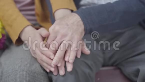 握着老人手的老妇人的手成熟的人的手拢起来成人夫妇视频的预览图