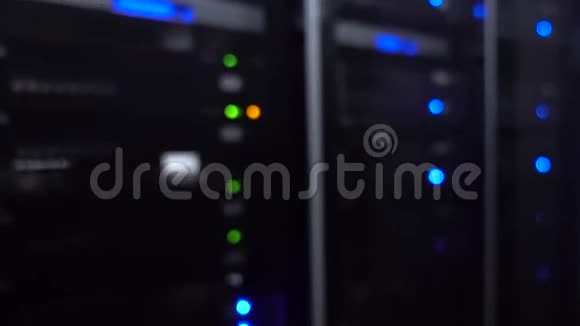 背景模糊带有闪烁蓝光的服务器机架视频的预览图