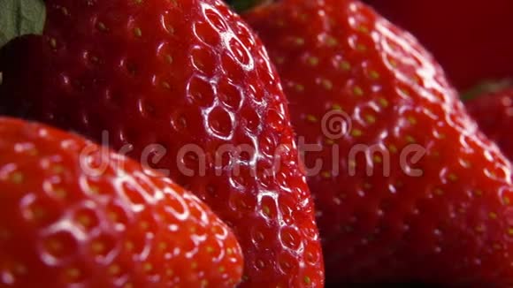 用一滴水补充多汁草莓视频的预览图