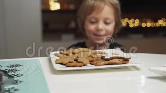 孩子在妈妈不看的时候偷饼干视频的预览图