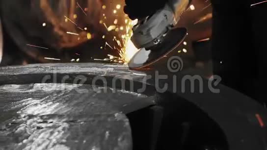 男手用角磨机切断水管片金属角磨机切割时的火花视频的预览图
