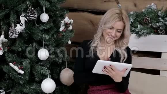 一个女佣在圣诞节的气氛中在平板电脑上交流视频的预览图