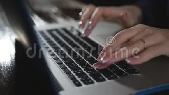 手指敲击键盘屏幕夜间工作电脑关闭公司通讯4k视频的预览图