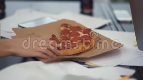 从桌子上拿一片比萨饼的女人手紧凑着视频的预览图