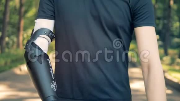 一个手假体的人交叉手臂靠近视频的预览图