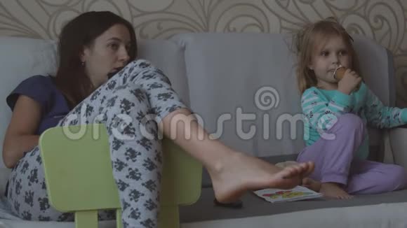 母女俩看电视视频的预览图
