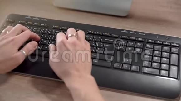 使用键盘和鼠标控制计算机的手的细节视频的预览图