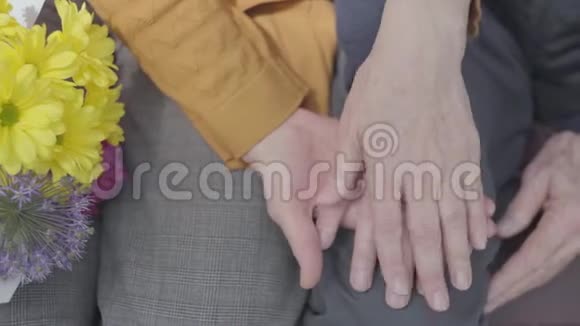 一位老妇人的特写双手牵着老人的手成熟的人的手成人夫妇视频的预览图