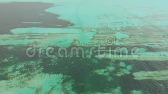 珊瑚底部有珊瑚礁和浅海深度附近的努沙伦邦根岛空中观景视频的预览图