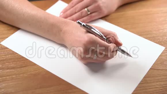 用尺子画在白纸上的铅笔图像和图纸上视频的预览图