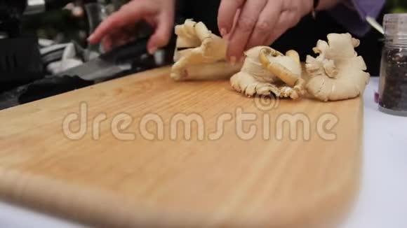 把蘑菇切成碎片视频的预览图