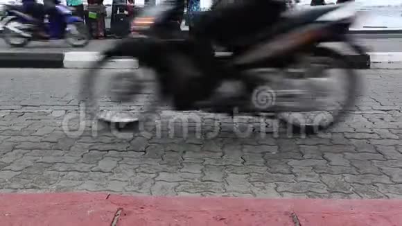 马尔代夫马累市公路上交通繁忙汽车自行车摩托车人们在某个地方很匆忙视频的预览图