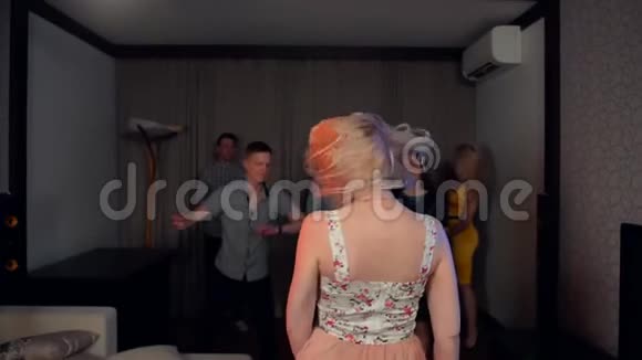 性感的女人带着诱惑跳舞视频的预览图