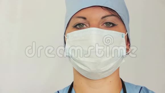 一位女医生站着特写镜头从上到下的全景视频的预览图