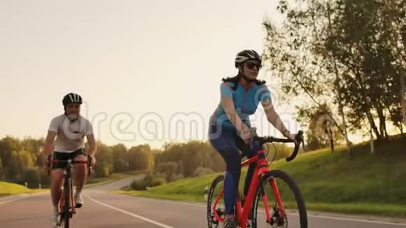在乡村公路上追踪一群骑自行车的人全部投放商业用途视频的预览图