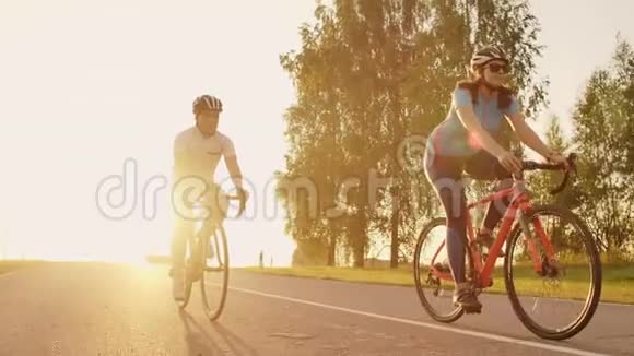 在乡村公路上追踪一群骑自行车的人全部投放商业用途视频的预览图